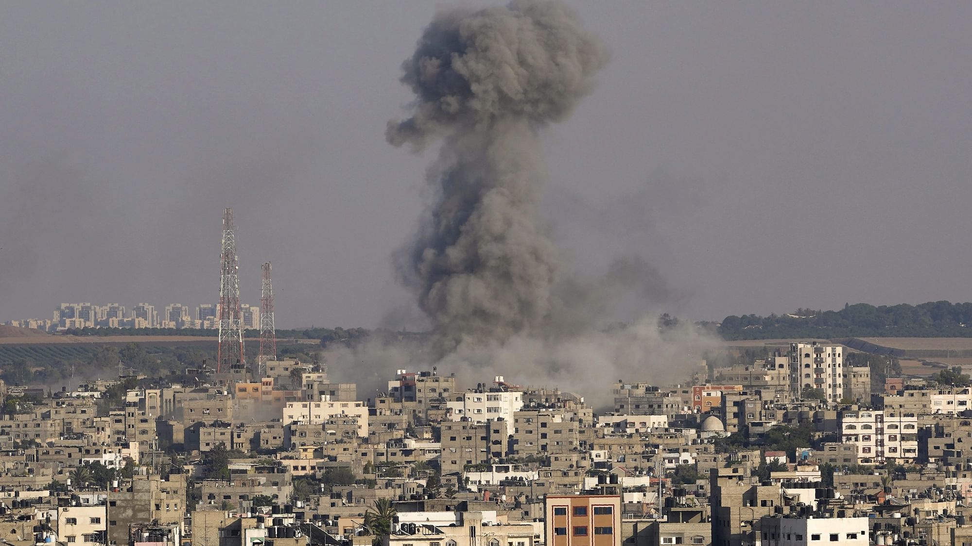 <div class="paragraphs"><p>Smoke rises following Israeli airstrikes on a building in Gaza's Shijaiyah neighborhood on Sunday, 7 August, ahead of the ceasefire.</p></div>