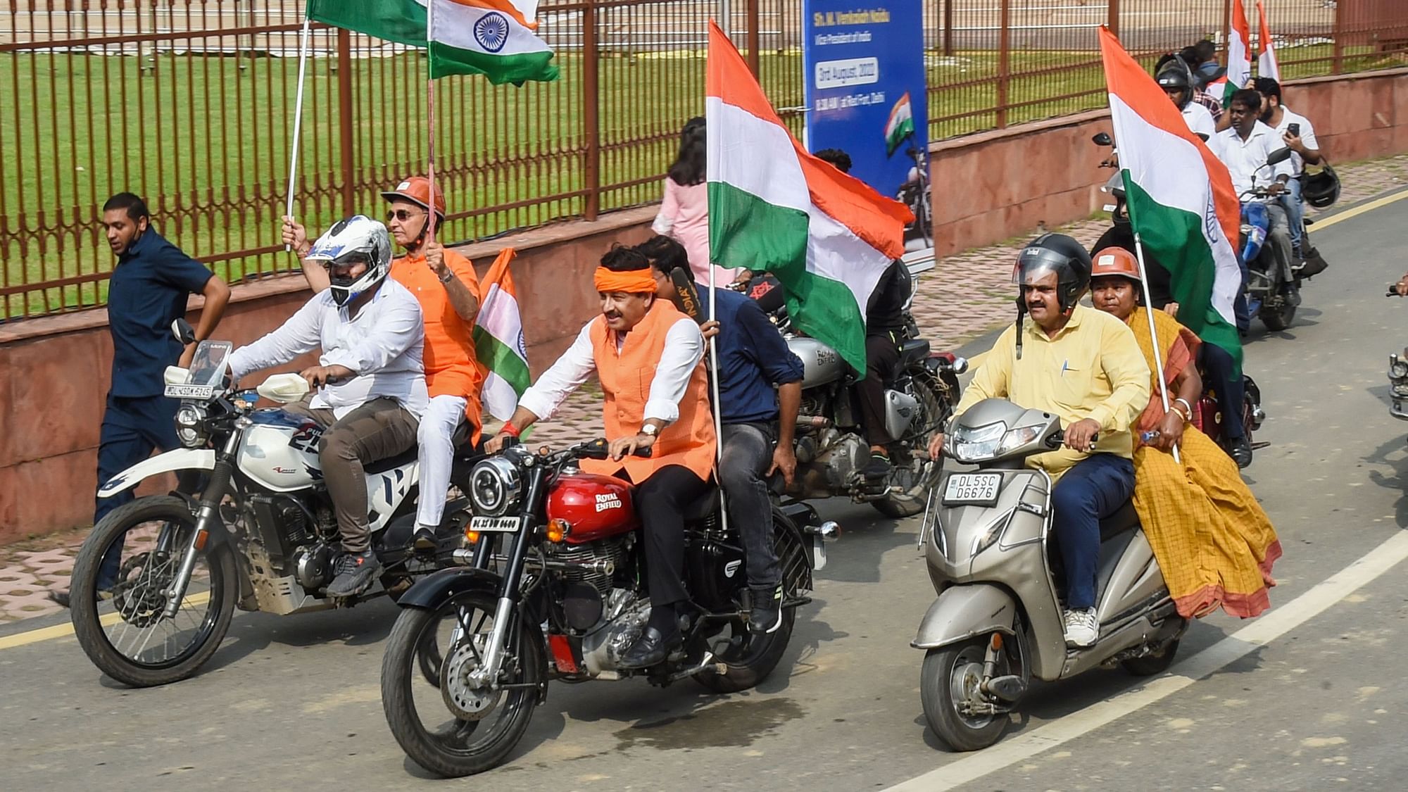 <div class="paragraphs"><p>BJP MP Manoj Tiwari rides a motorcycle along with other MPs as he takes part in the Tiranga Bike Rally for the MPs of all parties, at Red Fort in old Delhi, on Wednesday morning, 3 August.</p></div>