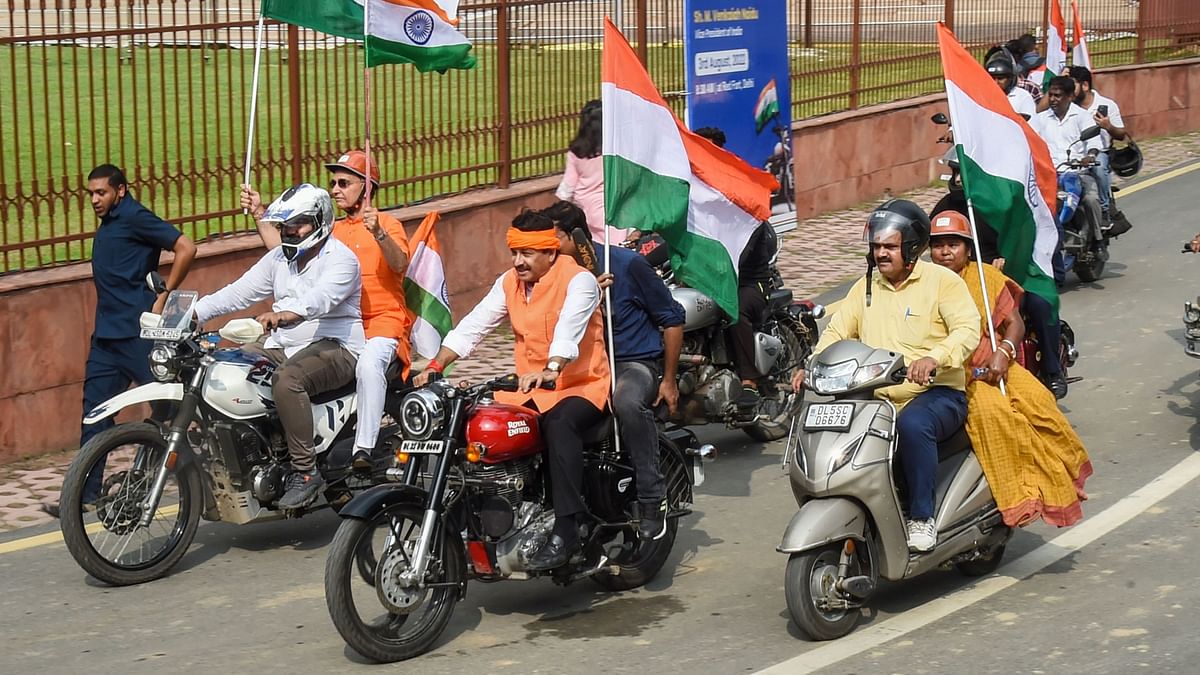 Har Ghar Tiranga Rally: Manoj Tiwari Fined for Riding Without Helmet or Licence