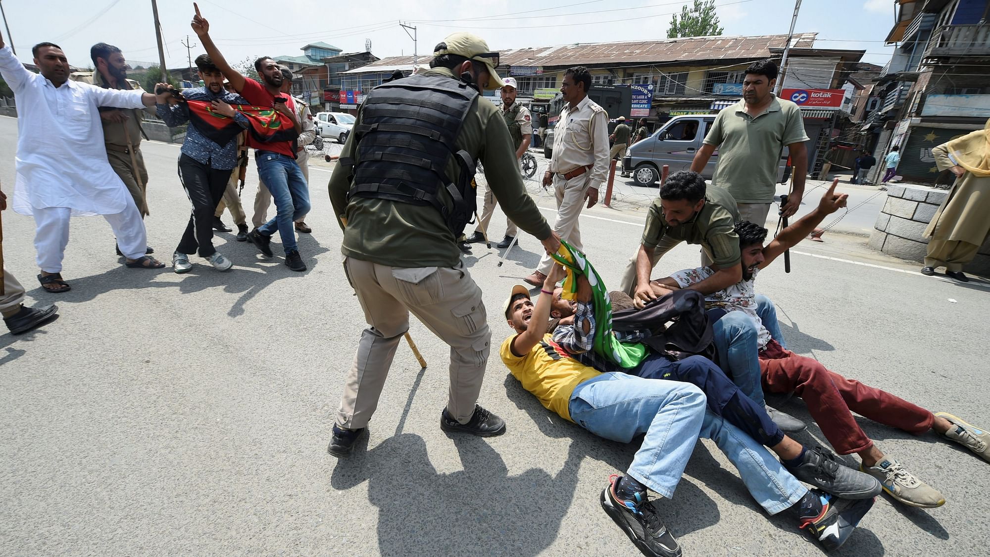 <div class="paragraphs"><p>Policemen detain mourners trying to take out a procession on the 8th day of the mourning period of Muharram, in Srinagar, on Sunday, 7 August. Authorities have placed restrictions in several parts of Srinagar to prevent 8th Muharram processions. </p></div>