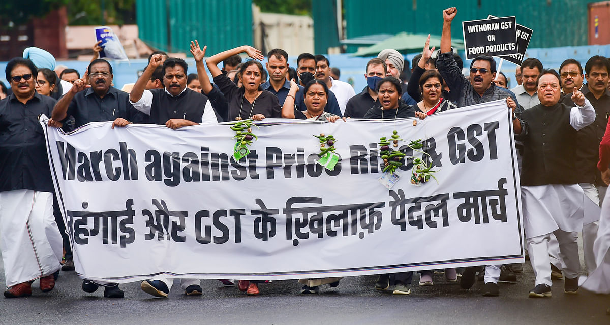 <div class="paragraphs"><p> Congress leader Rahul Gandhi, wearing black clothes, with party MPs during a protest march towards Rashtrapati Bhawan as part of party's nationwide protest over price rise, unemployment and GST hike on essential items.</p></div>