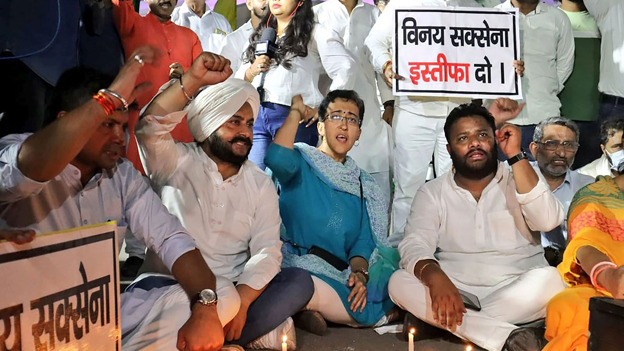 <div class="paragraphs"><p>AAP MLAs holding overnight protests in the Delhi Assembly on Monday, 29 August.</p></div>