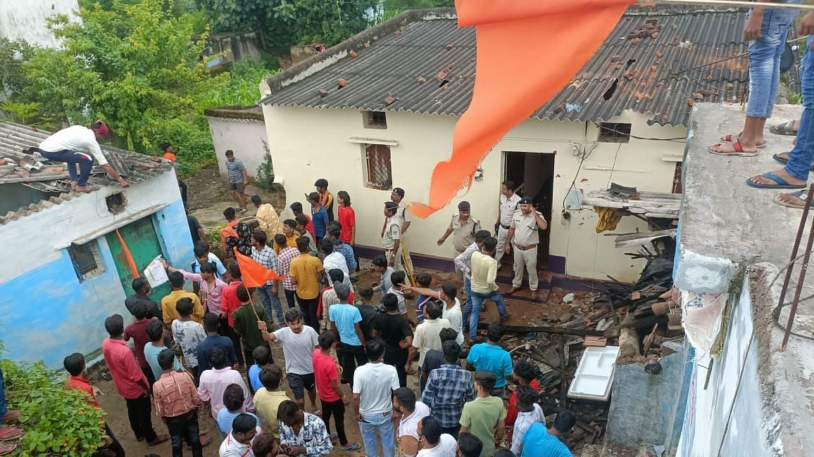 <div class="paragraphs"><p>On Tuesday, 16 August, members of <a href="https://www.thequint.com/topic/hindu-right-wing">right wing groups</a>, as well as others, vandalised the house of one Abdul Kadeir who was accused of insulting Hindu gods in a social media post, in <a href="https://www.thequint.com/topic/madhya-pradesh">Madhya Pradesh</a>'s Shahdol district.</p></div>