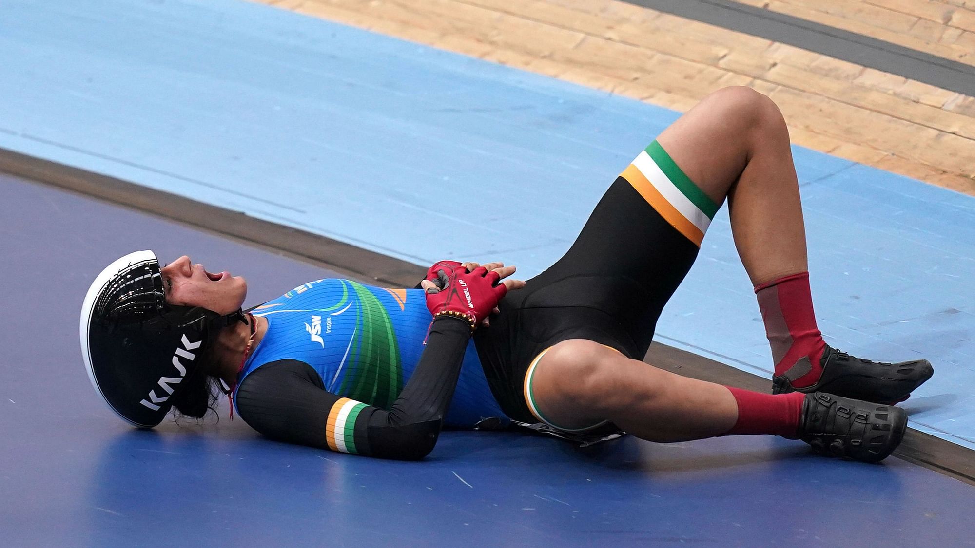 <div class="paragraphs"><p>Indian cyclist Meenakshi lies in pain after crashing at Lee Valley VeloPark during the 2022 Commonwealth Games on Monday.</p></div>