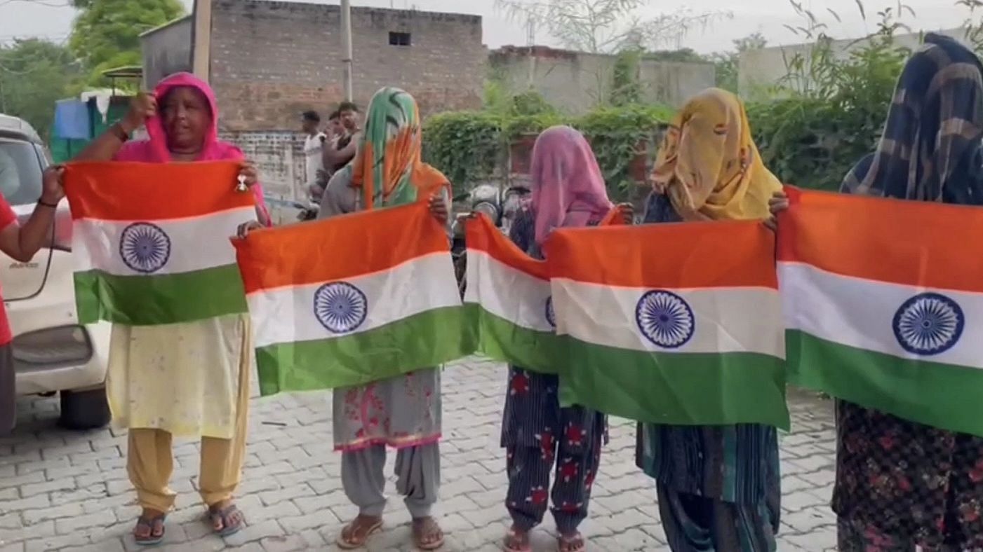<div class="paragraphs"><p>Women in Haryana's Karnal displaying the Tricolour, which they were 'forced' to buy as a precondition to getting ration.</p></div>