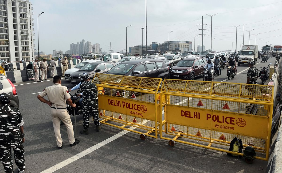 Several farmers were seen breaching barricades while the Delhi Police tried to stop them from going forward.