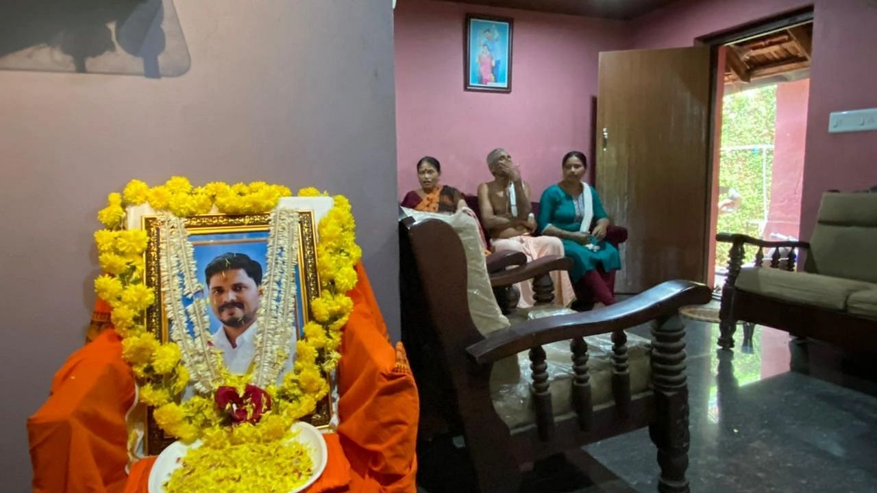 <div class="paragraphs"><p>Parents and sister of Praveen Nettaru grieving the death of the 32-year old in their residence in Bellare. The parents have demanded speedy justice from the government have also called&nbsp;</p></div>