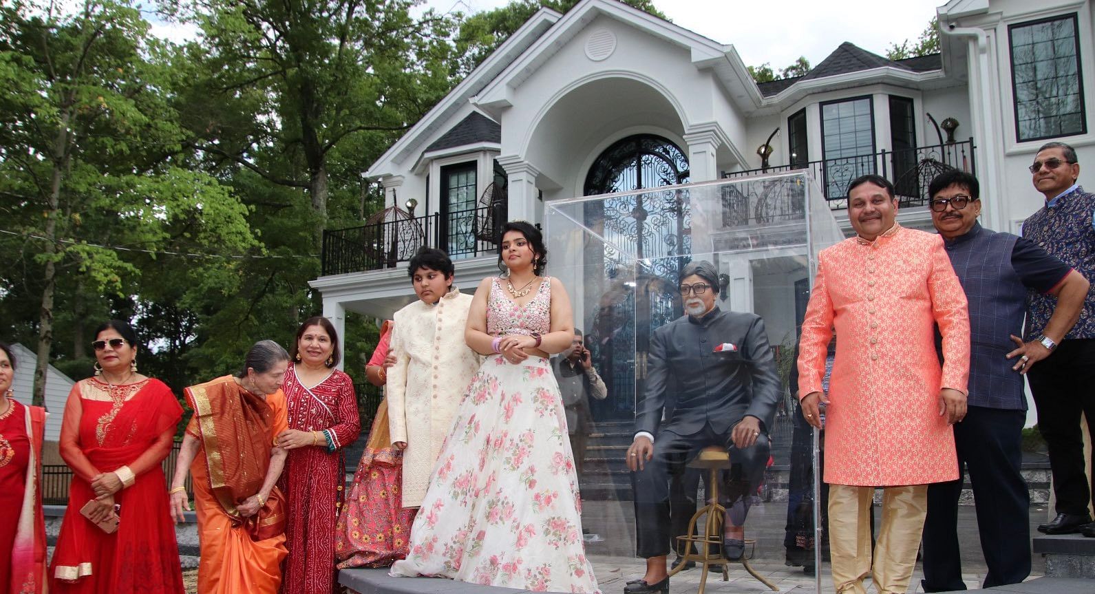 <div class="paragraphs"><p>Gopi Sheth with his family at the unveiling of Amitabh Bachchan's statue on Saturday, 27 August 2022, in Edison, New Jersey.&nbsp;</p></div>