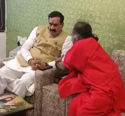Visuals accessed by The Quint showed Mirchi Baba with former CM Kamal Nath and Home Minister Dr Narottam Mishra.