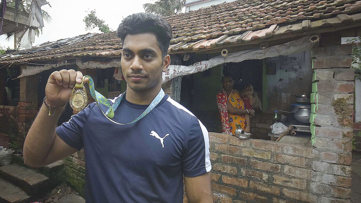 CWG Gold Winner Achinta’s Mother Keeps His Medals Wrapped in a Half-torn Saree