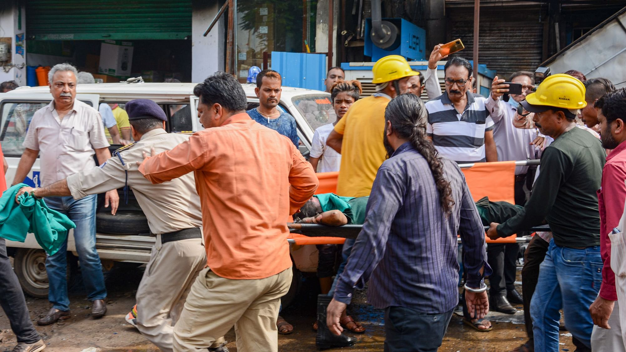 <div class="paragraphs"><p>Police personnel and hospital staff evacuate a victim during a rescue operation after a fire broke out at New Life Multi-speciality Hospital, near Damoh Naka in Jabalpur, on Monday, 1 August.</p></div>