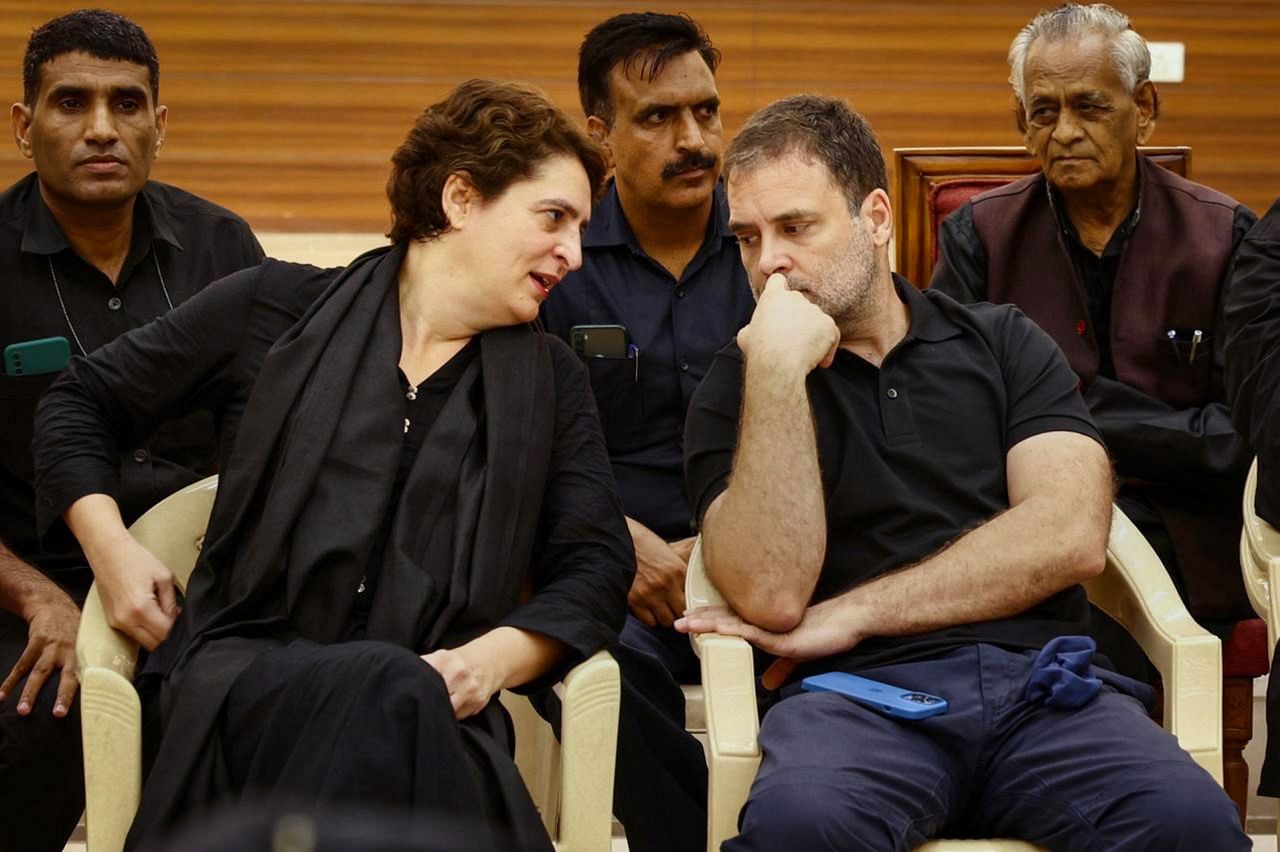 <div class="paragraphs"><p>New Delhi: Congress leaders Rahul Gandhi and Priyanka Gandhi with party leaders after being detained by police during a protest over price rise, unemployment and GST hike on essential items</p></div>