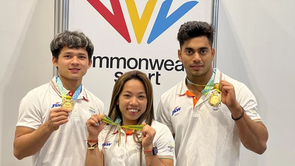 <div class="paragraphs"><p>2022 Commonwealth Games gold medallists' in weightlifting, India's Mirabai Chanu, Jeremy Lalrinnunga, and Achinta Sheuli pose for a photo in Birmingham.&nbsp;</p></div>
