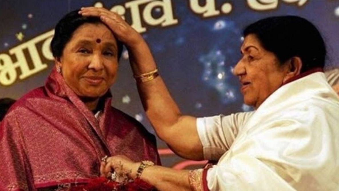 <div class="paragraphs"><p>The late Lata Mangeshkar showering her blessings on Asha Bhosle.</p></div>