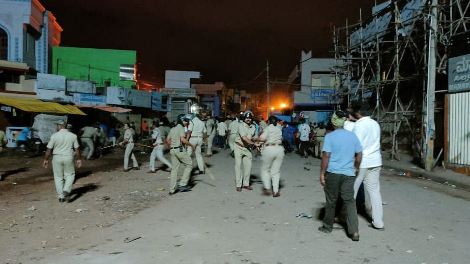 <div class="paragraphs"><p>Police disperse the mob in front of a Dargah in Ranebennur, after over 300 people from the minority community in the area targeted the Ganesh Ustav procession on 20 September.</p></div>
