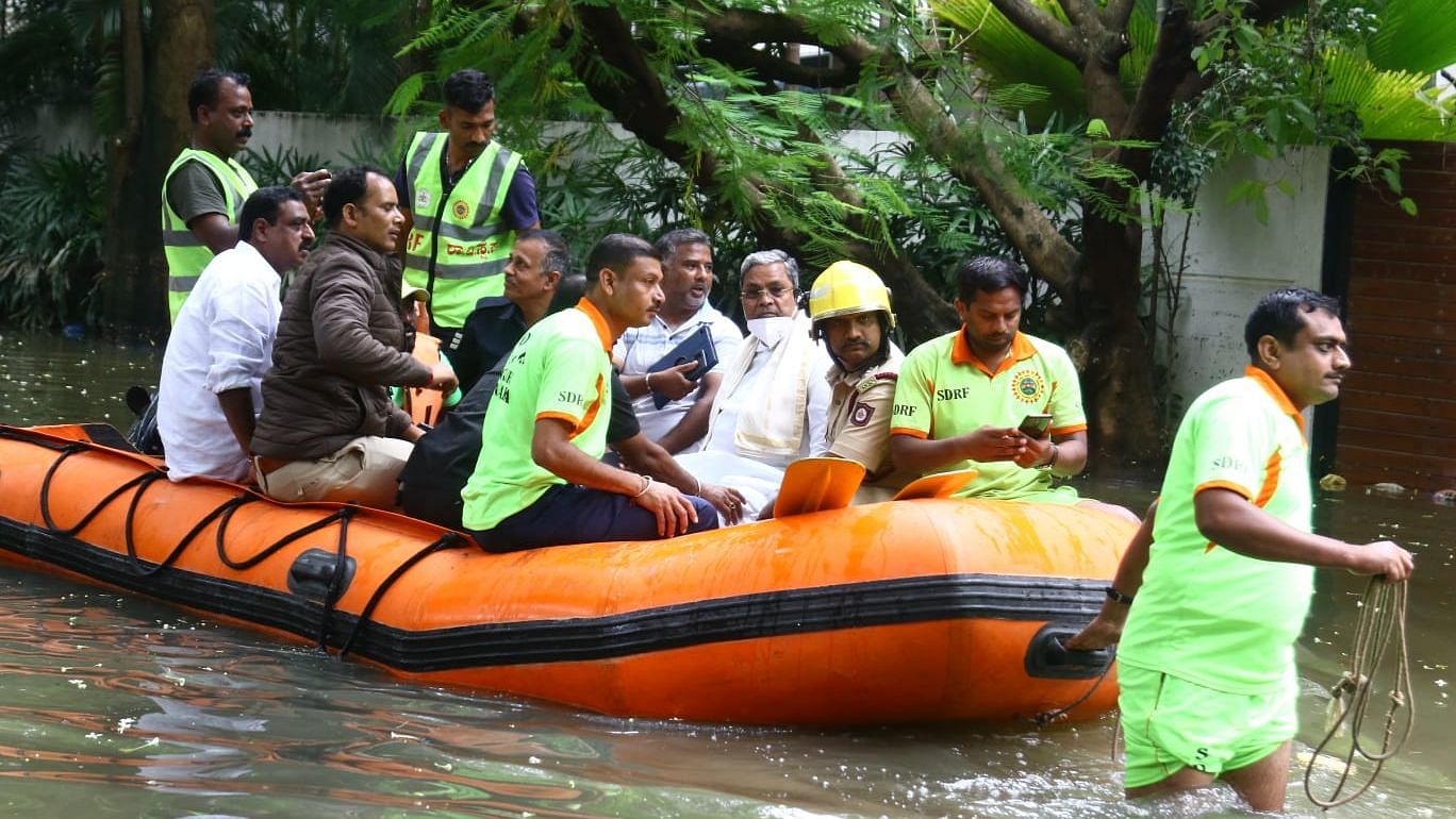 <div class="paragraphs"><p><a href="https://www.thequint.com/topic/congress-party">Congress</a> leader <a href="https://www.thequint.com/topic/siddaramaiah">Siddaramaiah</a> visited the rain-flooded Eco Space area of ​​Bellandur Ring Road in Bengaluru and heard the problems of the local residents.</p></div>