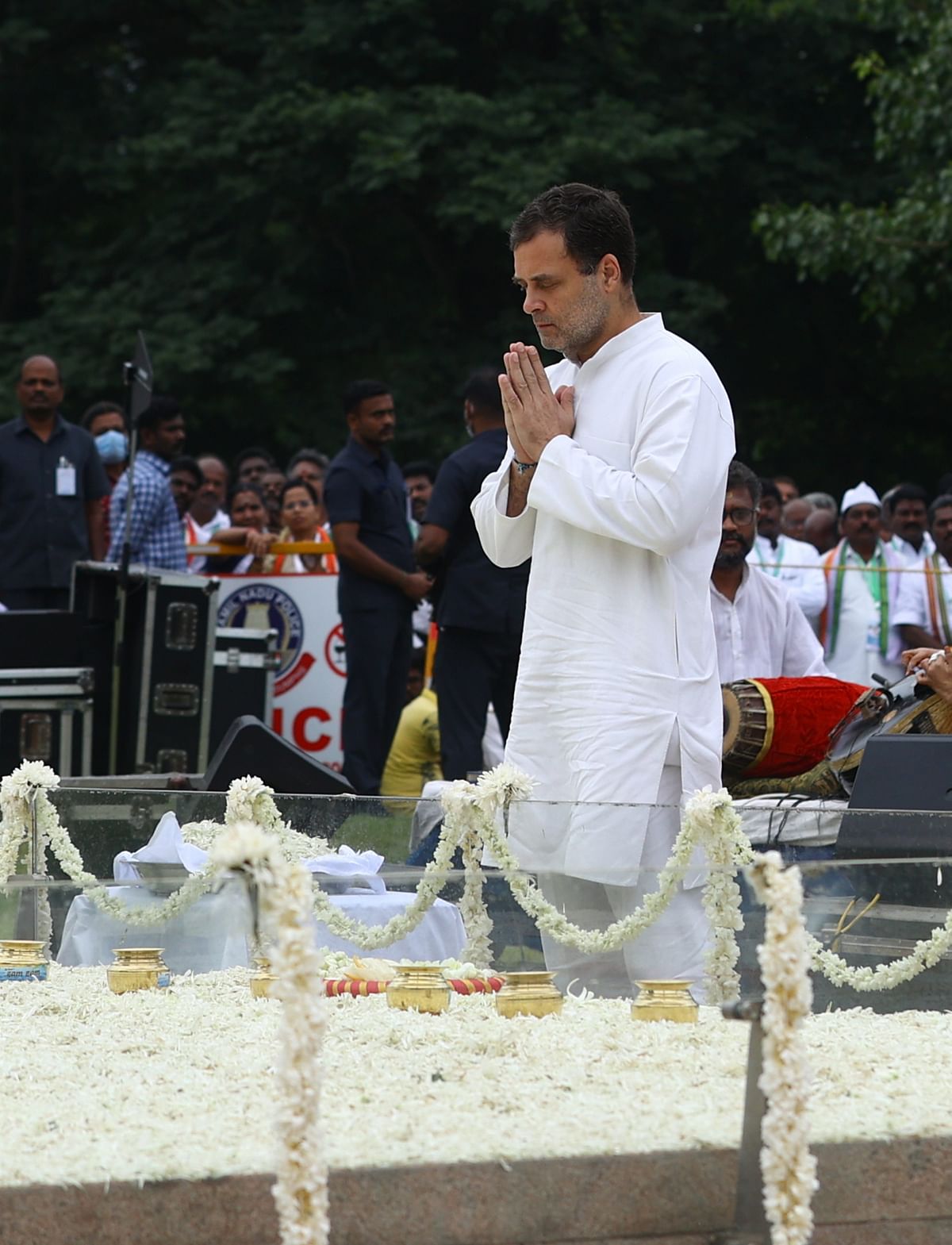 <div class="paragraphs"><p>Congress leader Rahul Gandhi pays homage at his father Rajiv Gandhis memorial in Sriperumbudu.</p></div>