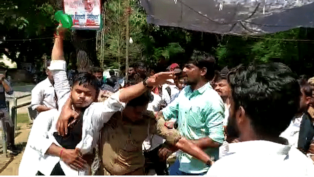 <div class="paragraphs"><p>A student leader of Allahabad University tried to immolate himself on Monday, 19 September, amidst the ongoing protest against fee hike.</p></div>