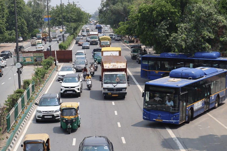 Changing the current fleet of Delhi buses to electric buses could reduce 74.67% of the total pollutant emissions.