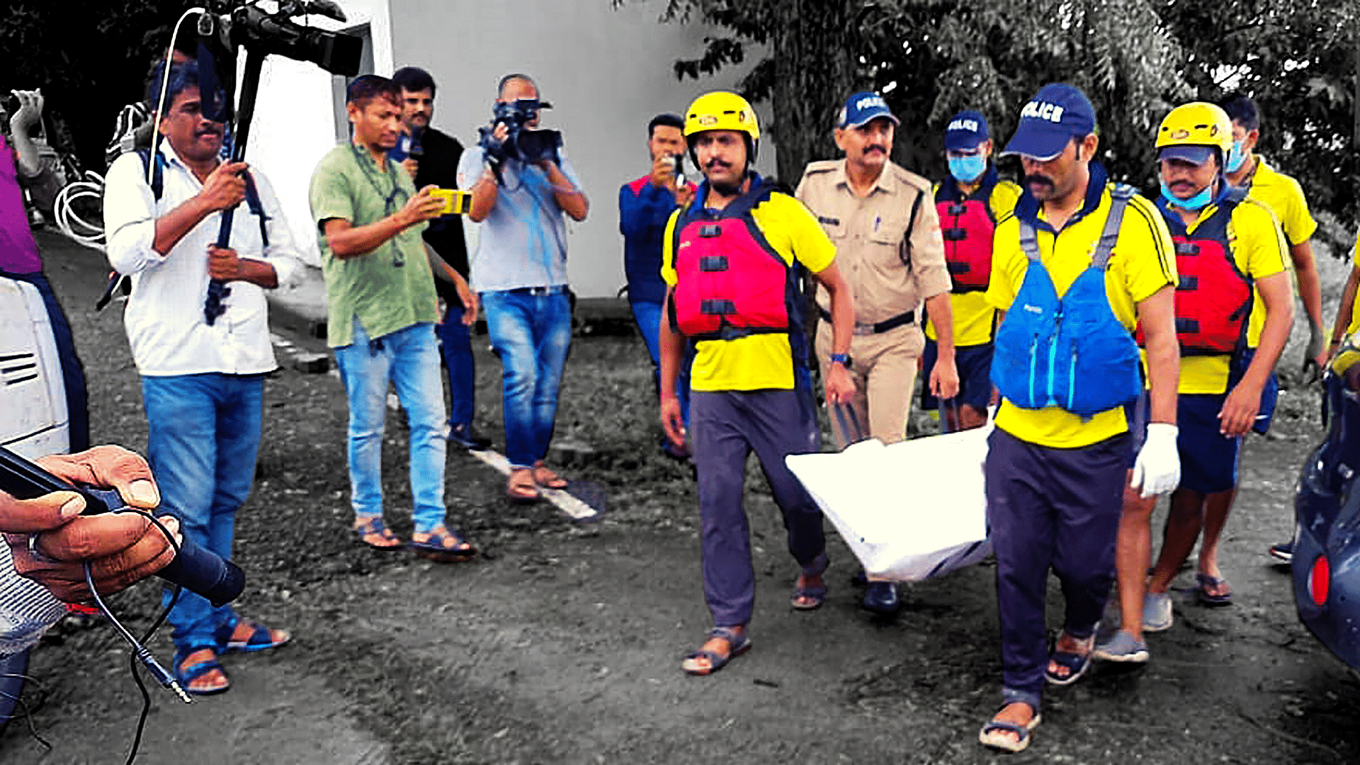<div class="paragraphs"><p>Police personnel carry the body of the female resort receptionist who was murdered allegedly by the resort owner and thrown into the Cheela canal, in Rishikesh, Saturday, 24 September.</p></div>