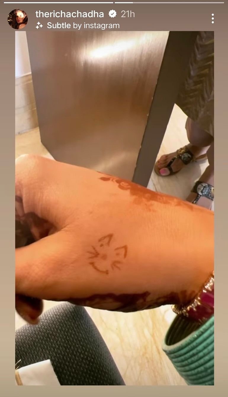 Richa and Ali's initials, "A & R" written on her hand.