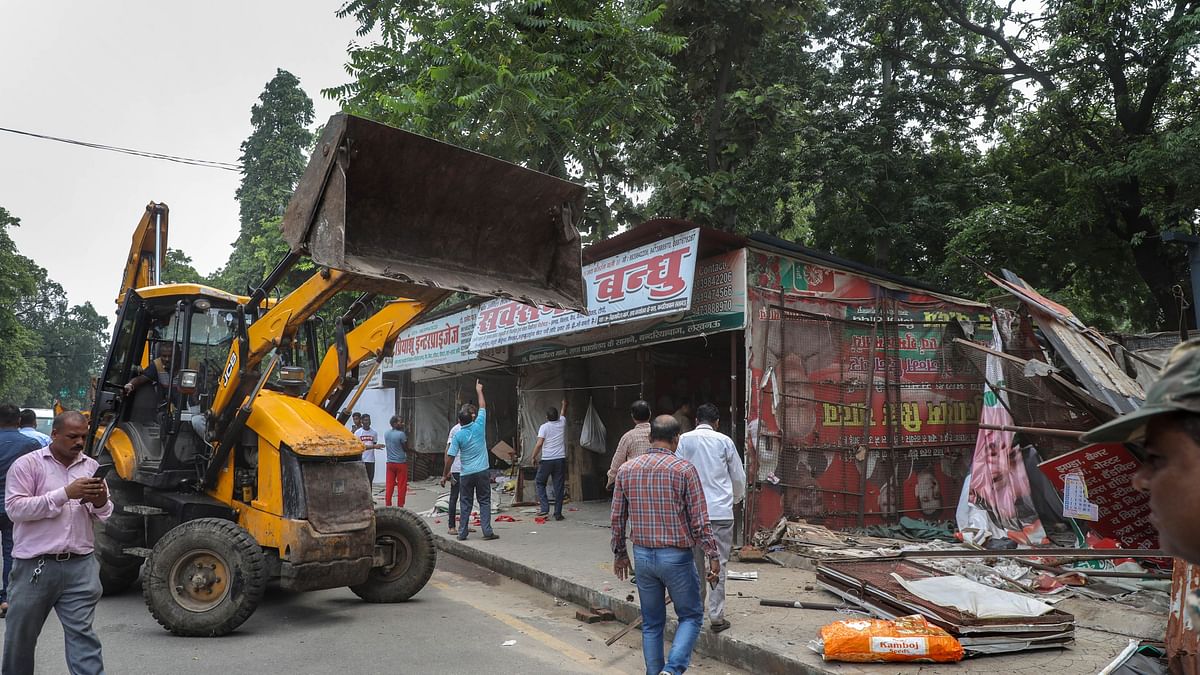 Lucknow: Shops Outside Samajwadi Party Office Razed by Bulldozers 