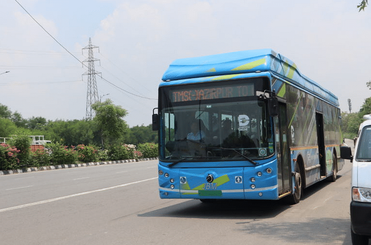 Changing the current fleet of Delhi buses to electric buses could reduce 74.67% of the total pollutant emissions.