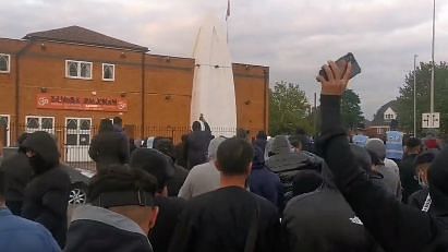 <div class="paragraphs"><p>A protest was organised outside a Hindu temple in Smethwick town of England on Tuesday, 20 September.</p></div>