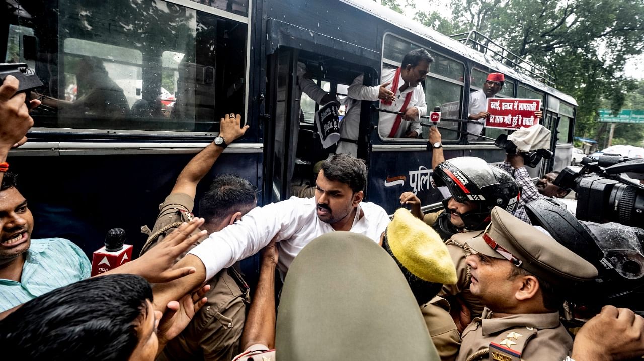 <div class="paragraphs"><p>Uttar Pradesh Police intercepts Samajwadi Party leaders ahead of their protest march to the state Legislative Assembly</p></div>
