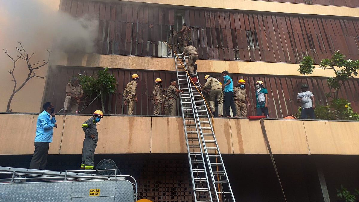 Lucknow: Massive Fire in Hazratganj Hotel, Rescue Operations Underway - Vimarsana News