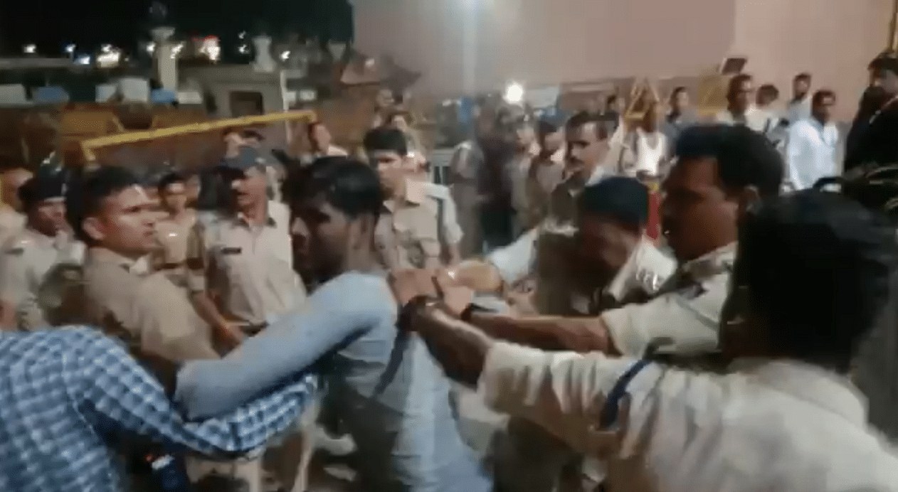 <div class="paragraphs"><p>Protesters preventing Ranbir-Alia from entering the Ujjain temple.&nbsp;</p></div>