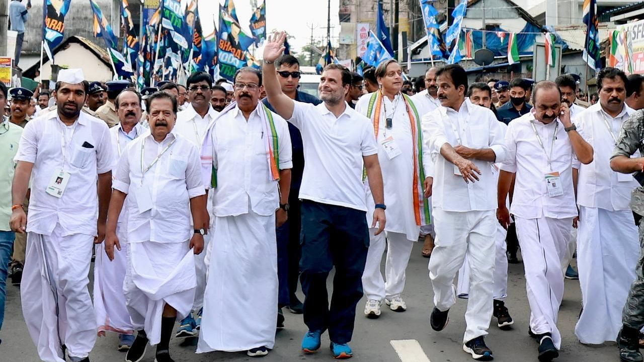 <div class="paragraphs"><p>Congress' Bharat Jodo Yatra commenced its 19-day long Kerala leg on Sunday morning from Parassala area of the capital city of Thiruvananthapuram.</p></div>