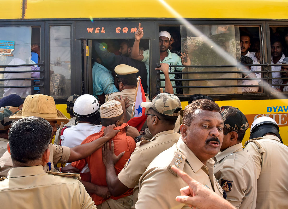 <div class="paragraphs"><p>Police detain Popular Front of India (PFI) and Social Democratic Party of India (SDPI) workers during a protest against the raid of National Investigation Agency (NIA), in Hubballi, on Thursday, 22 September.</p></div>