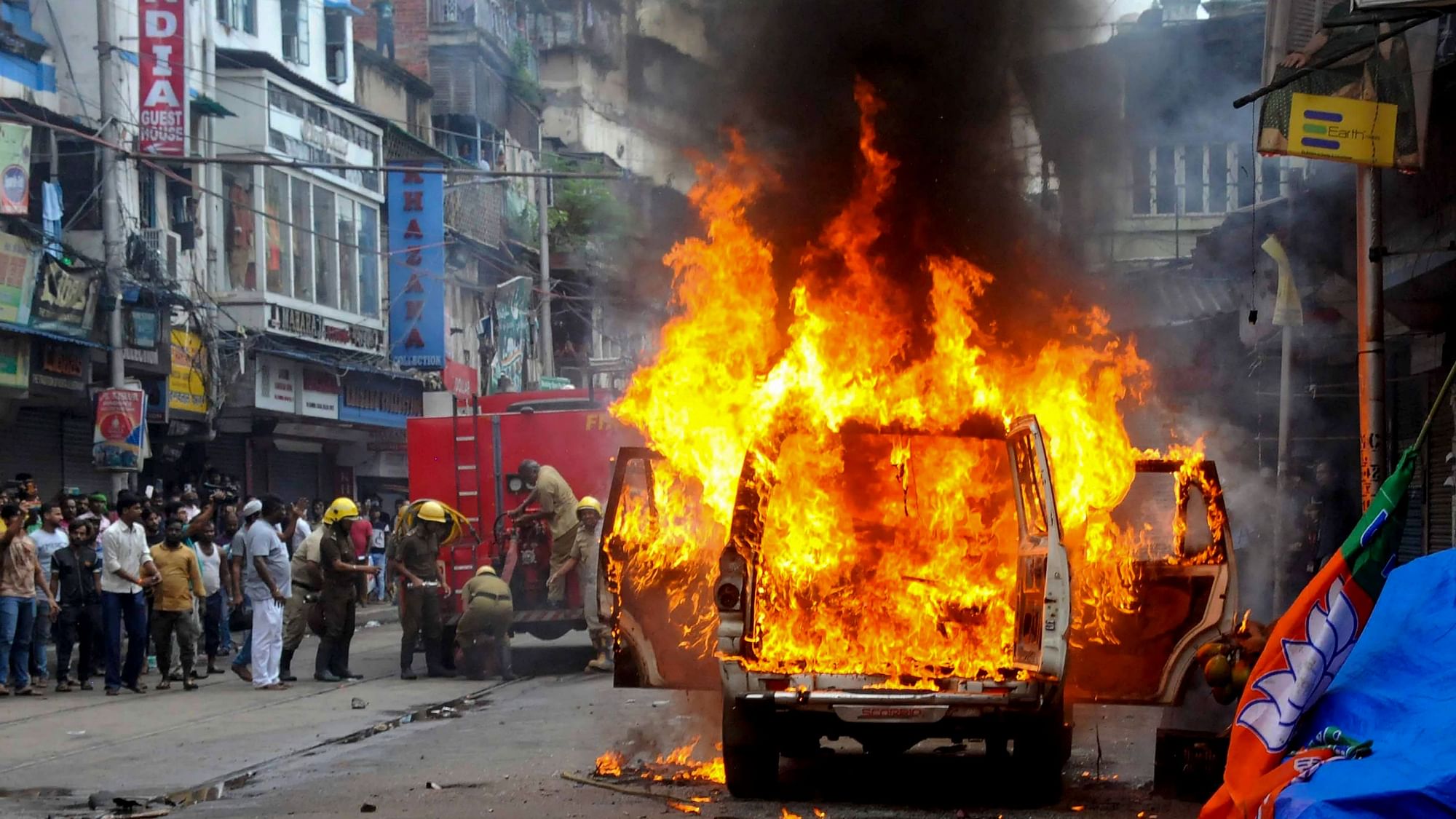 <div class="paragraphs"><p>A police vehicle was set on fire by some miscreants near Nakhoda Mosque in Kolkata.</p></div>