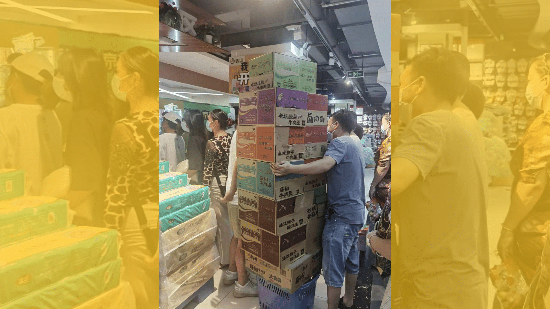 <div class="paragraphs"><p>Citizens of Chengdu stocking up on supplies after the lockdown announcement.</p></div>