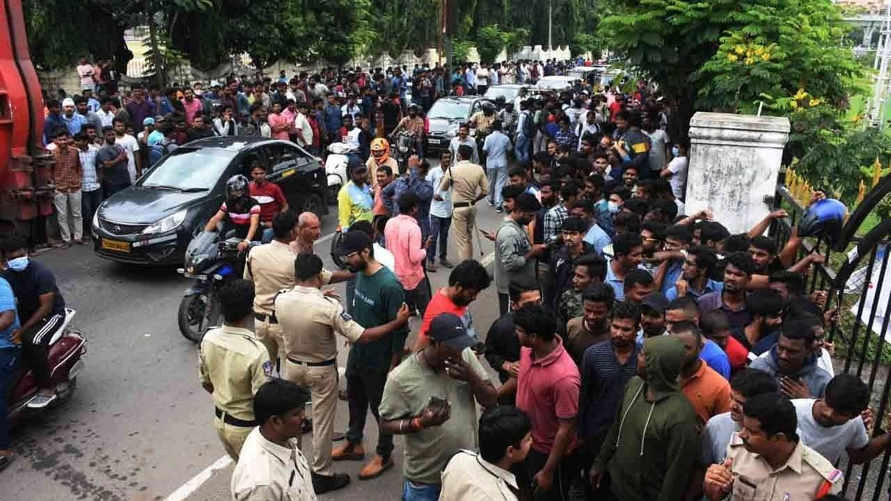 <div class="paragraphs"><p>Cricket fans gather in huge numbers to buy tickets for the third T20I between India and Australia in Hyderabad on Friday.</p></div>