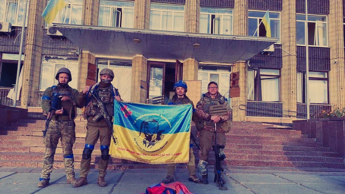 <div class="paragraphs"><p>Ukrainian troops pose in&nbsp;Kupyansk, Kharkiv.&nbsp;</p></div>