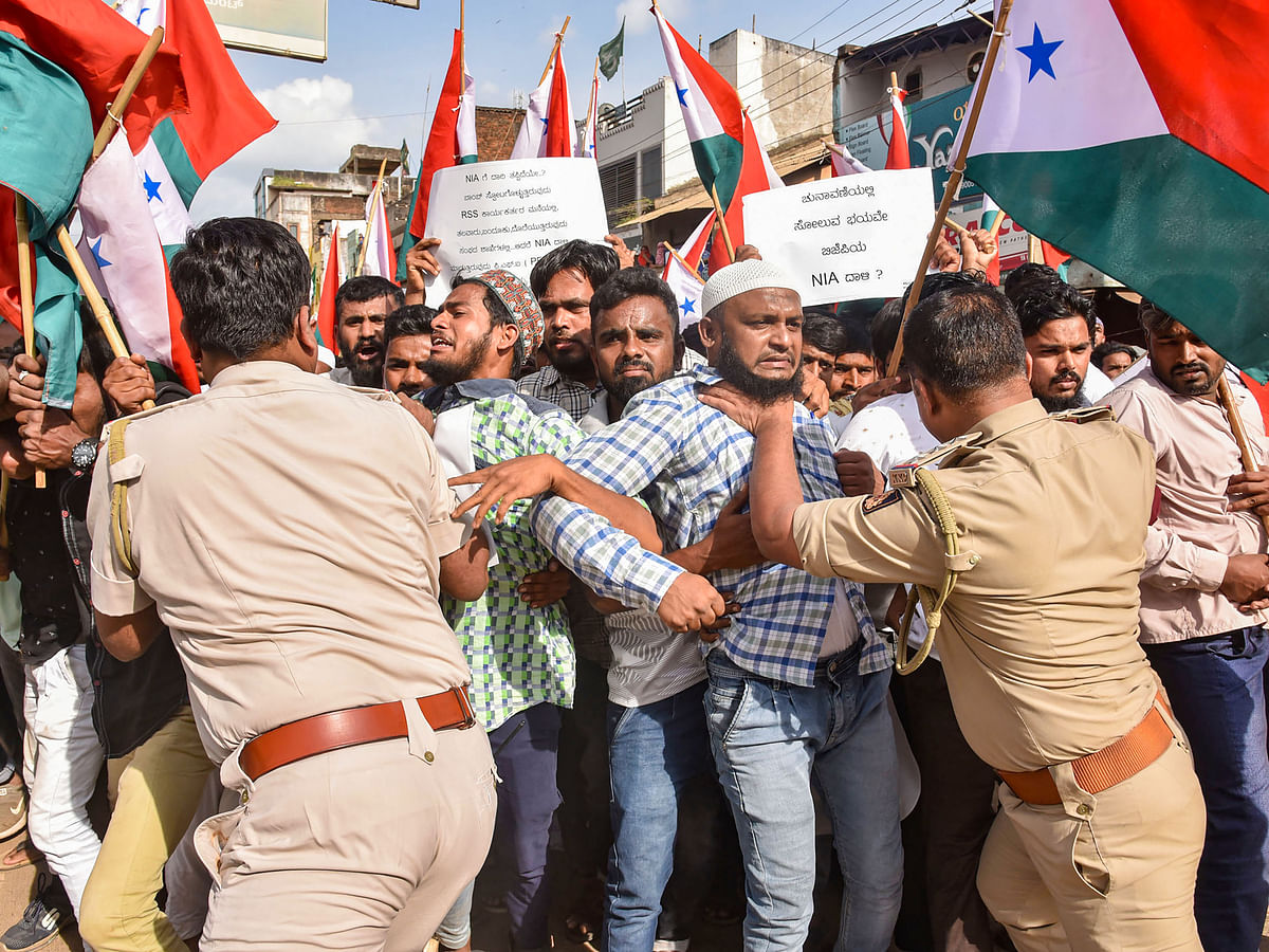 <div class="paragraphs"><p>Police attempt to detain Popular Front of India (PFI) and Social Democratic Party of India (SDPI) workers during a protest against the raid of National Investigation Agency (NIA),  on Thursday, 22 September.</p></div>
