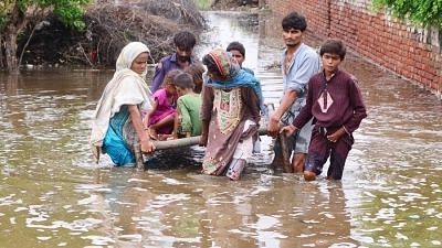 <div class="paragraphs"><p>Flood-affected people evacuate from a flood-hit area in Tando Allahyar District in southern Pakistan.</p></div>