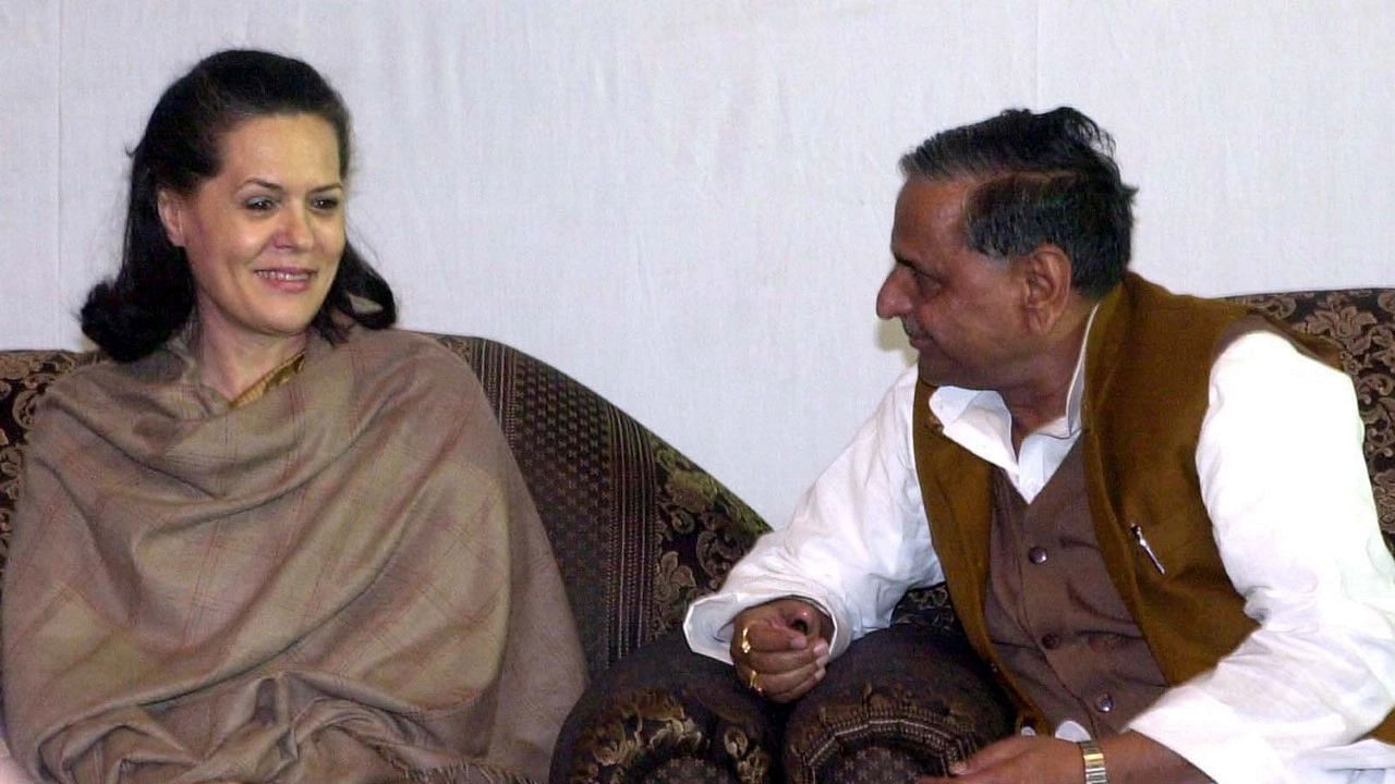 <div class="paragraphs"><p> 12 December, 2001 file photo: Congress President Sonia Gandhi and Samajwadi Party Chief Mulayam Singh at an Iftar Party hosted by Union Minister Ram Vilas Paswan in New Delhi.</p></div>