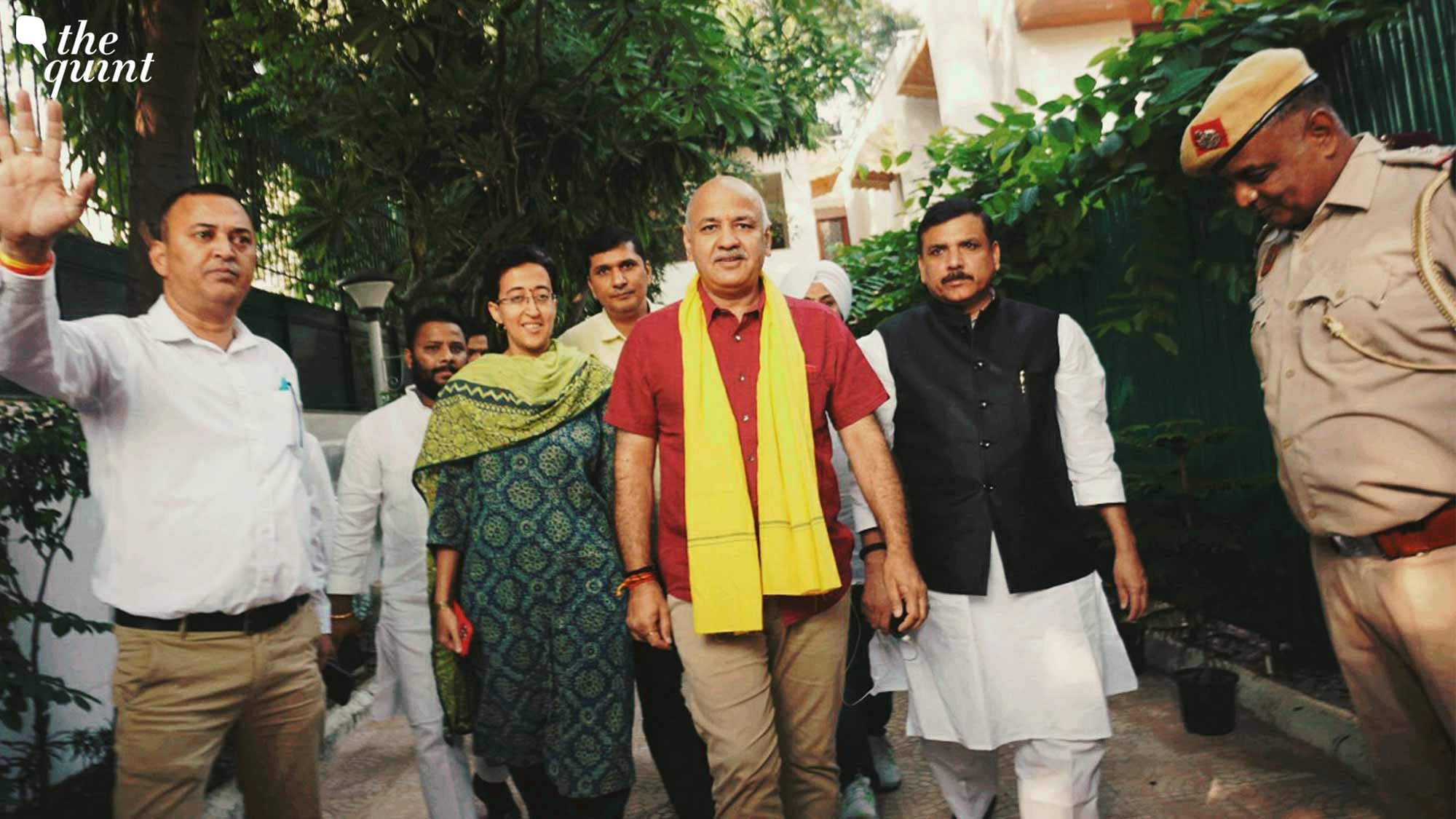 <div class="paragraphs"><p>New Delhi: AAP leaders Sanjay Singh, Atishi and others accompany Delhi Deputy CM Manish Sisodia in solidarity as he leaves for the CBI headquarters.</p></div>