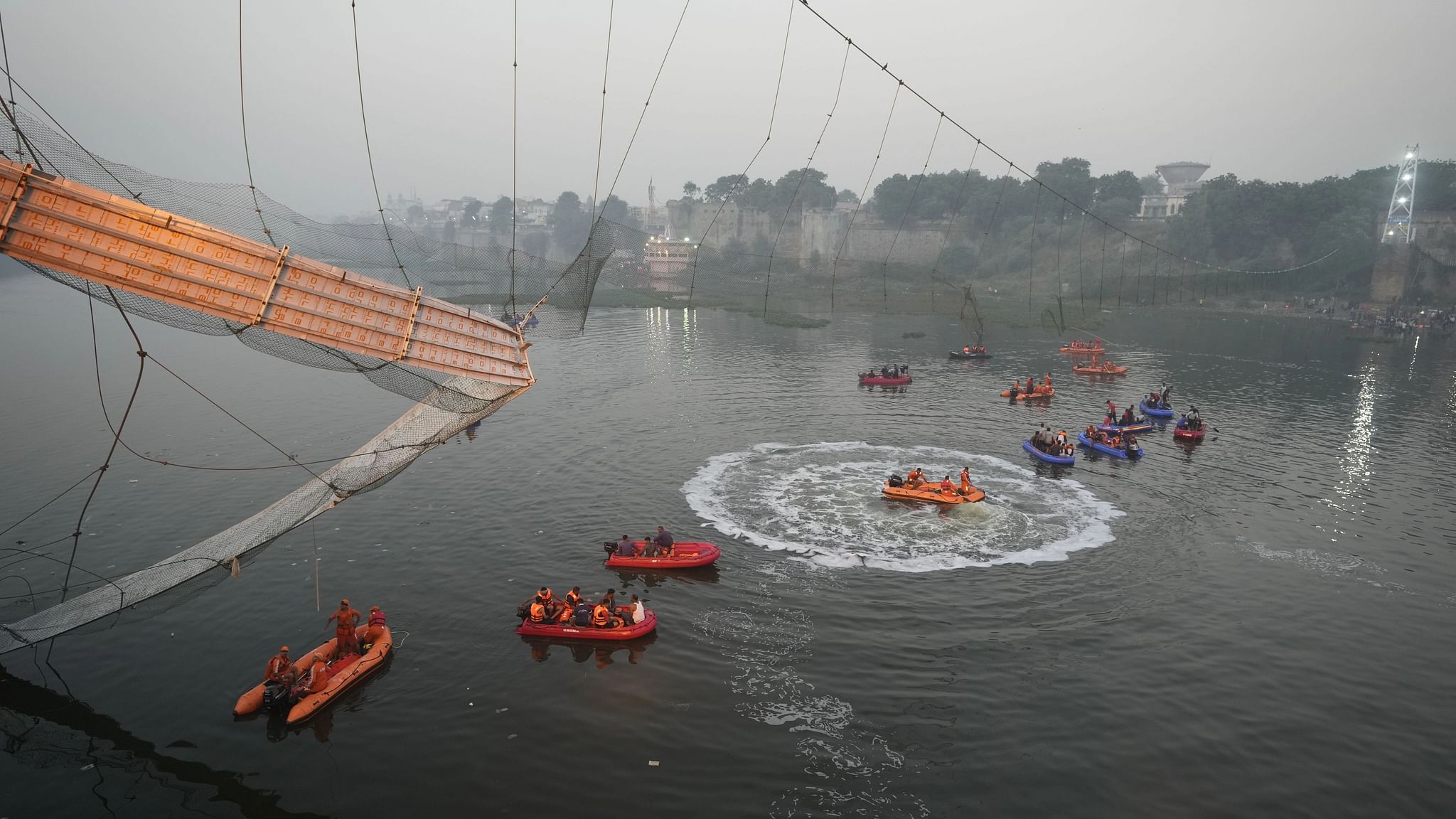 Крушение моста 2024. Гуджарат Индия мост. Стихийные бедствия. Рухнул подвесной мост.