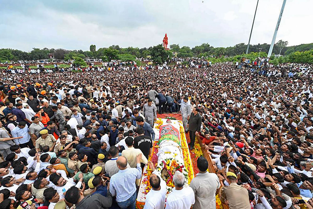 <div class="paragraphs"><p>Saifai: A huge crowd of Samajwadi Party workers and supporters during party founder Mulayam Singh Yadav's funeral procession, in Saifai, Tuesday, Oct. 11, 2022.</p></div>