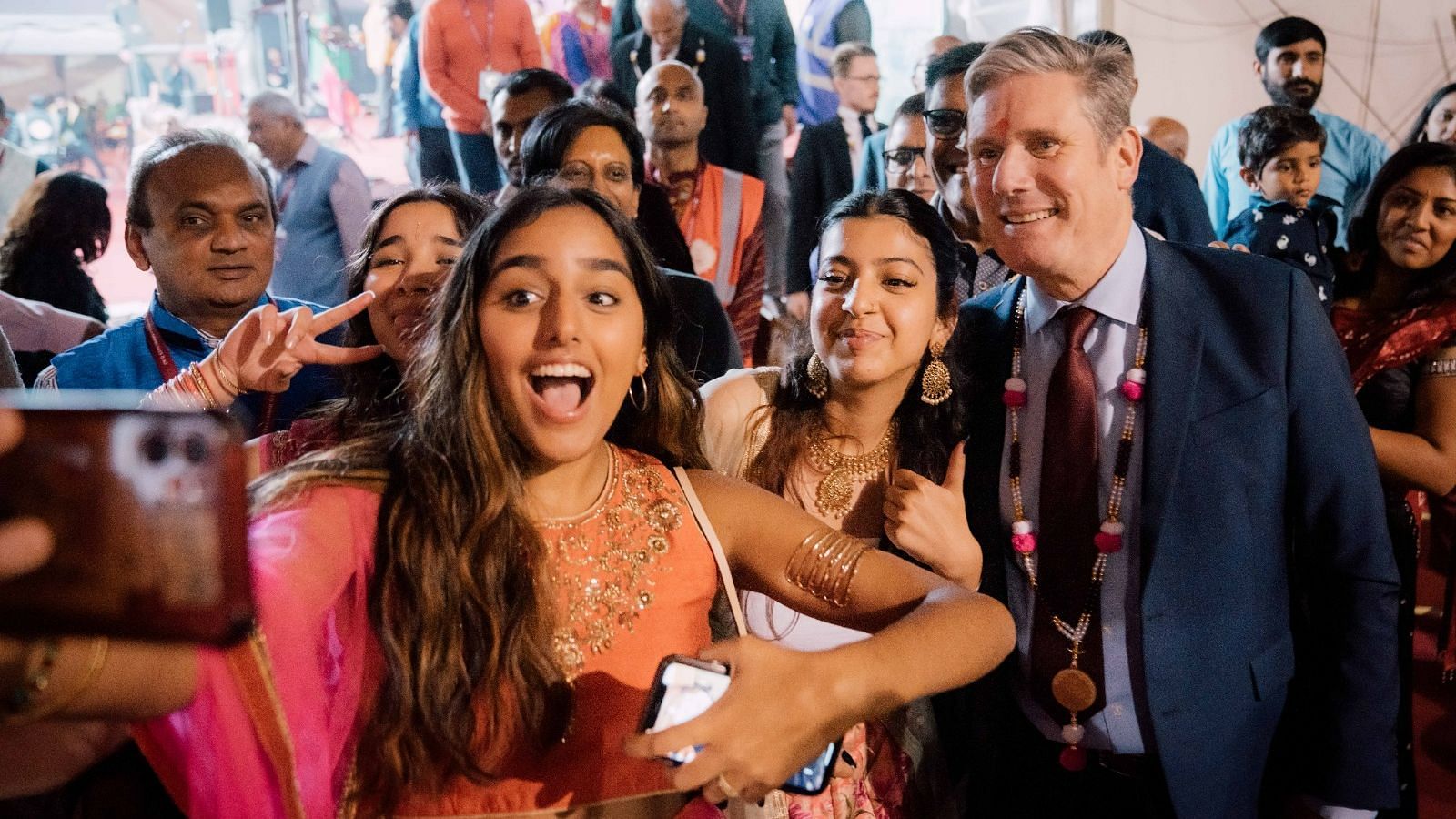 <div class="paragraphs"><p>UK Opposition leader Keir Starmer posing for a photograph with members of the Indian community during Navratri celebrations on Wednesday, 5 October.&nbsp;</p></div>