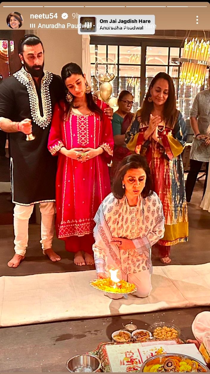 Alia and Ranbir joined Neetu Kapoor to celebrate Diwali this time around.