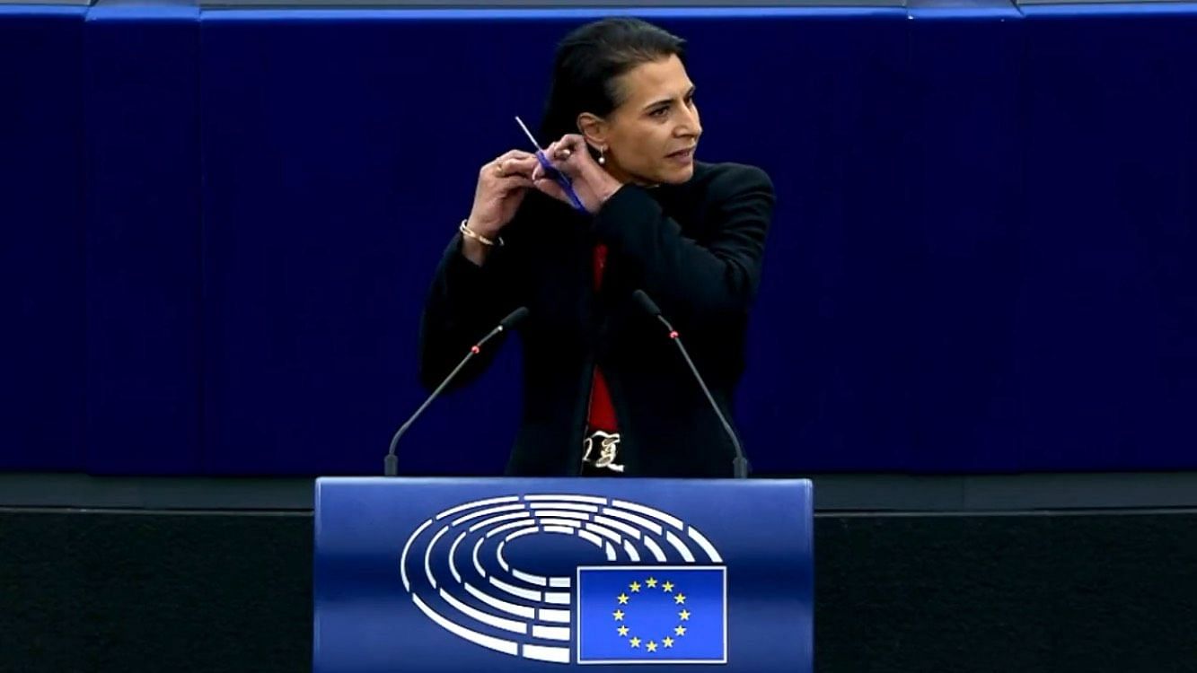 <div class="paragraphs"><p>Abir Al-Sahlani cut her hair in the EU Assembly on Tuesday, 4 October, to express solidarity with protesters in Iran.</p></div>