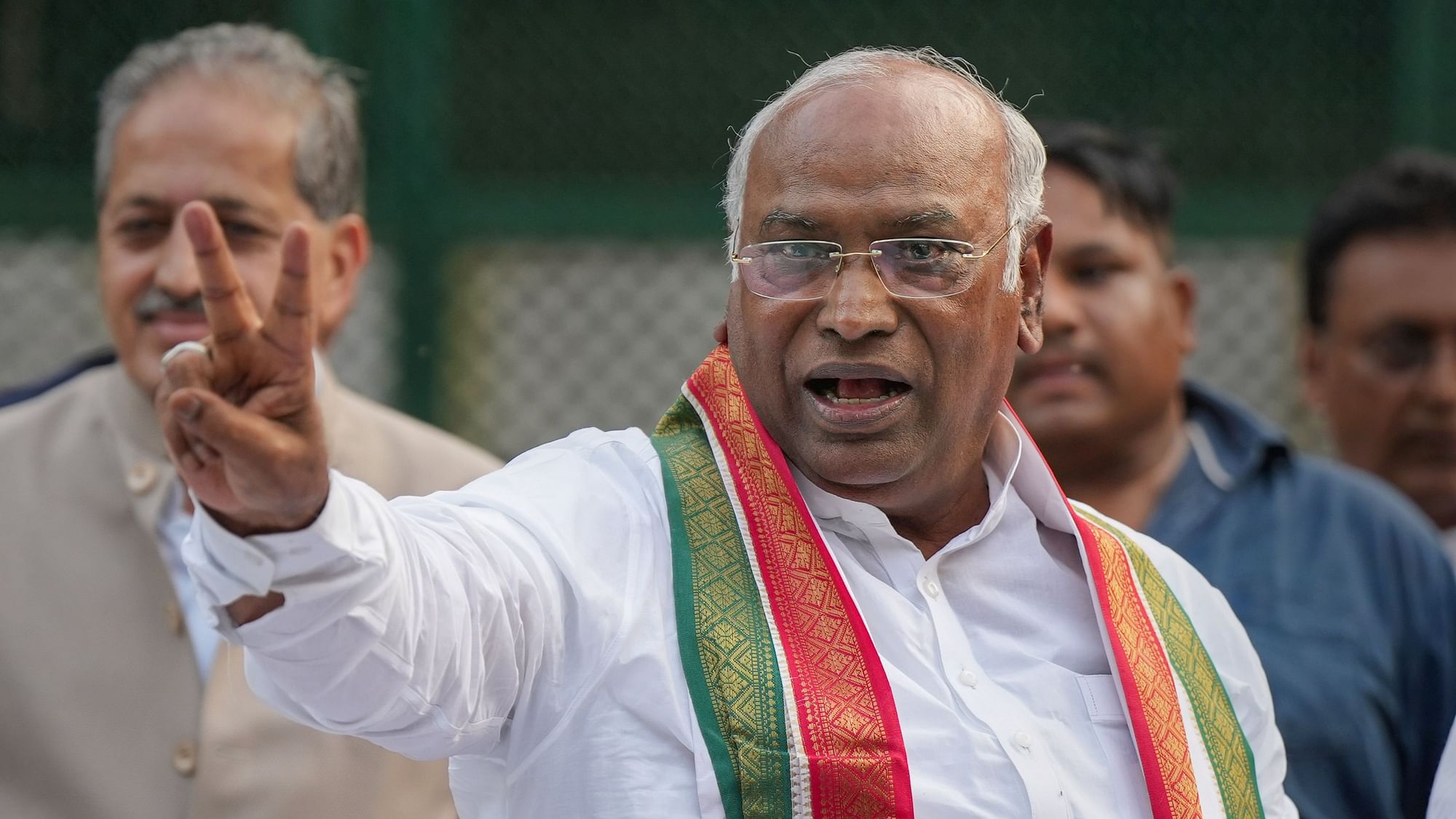 <div class="paragraphs"><p>Newly elected Congress President Mallikarjun Kharge flashes the victory sign during a press conference, at his residence in New Delhi, on Wednesday, 19 October.</p></div>