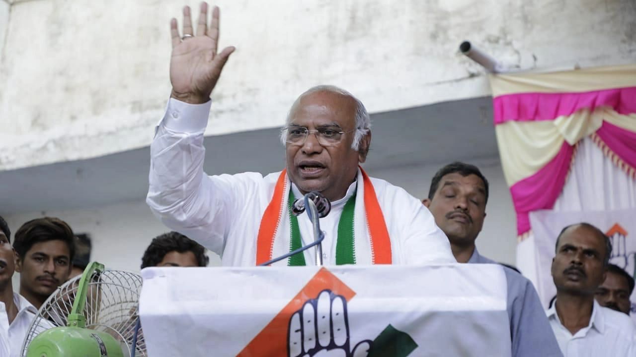 <div class="paragraphs"><p>Congress President Election Results 2022: Mallikarjun Kharge elected, defeating Shashi Tharoor</p></div>