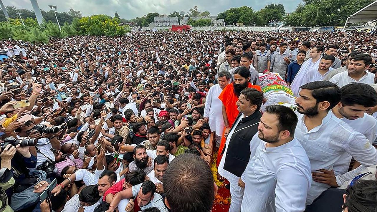 <div class="paragraphs"><p>Saifai: A huge crowd of Samajwadi Party workers and supporters during party founder Mulayam Singh Yadav's funeral last rites, in Saifai, Tuesday, Oct. 11, 2022.</p></div>