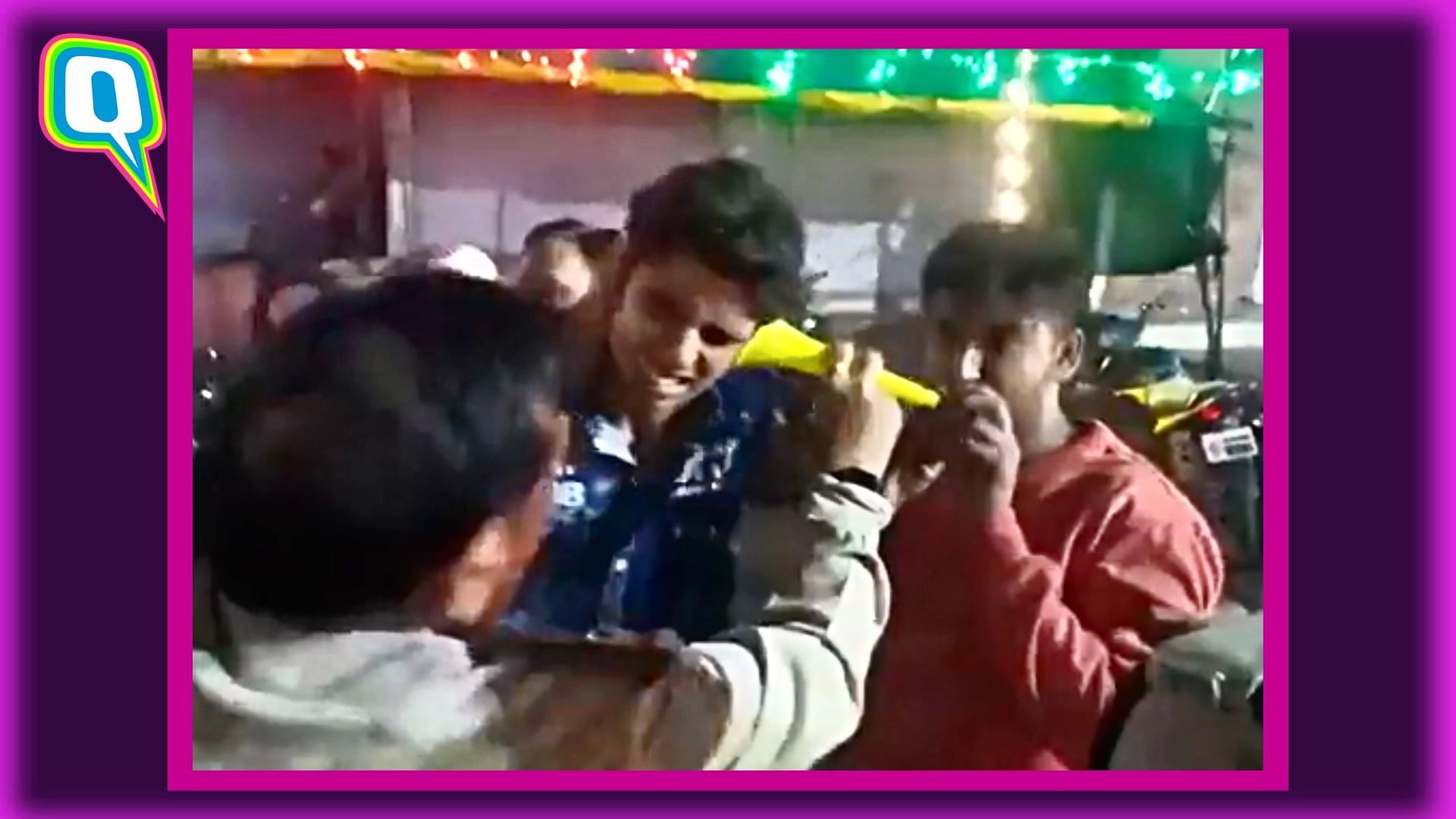<div class="paragraphs"><p>Jabalpur police punishes miscreants who were harassing people by blowing trumpets in their ears</p></div>